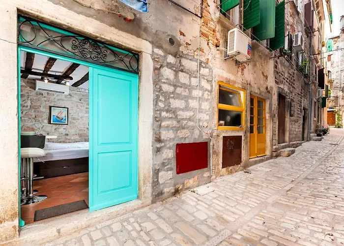 Volta L Apartment